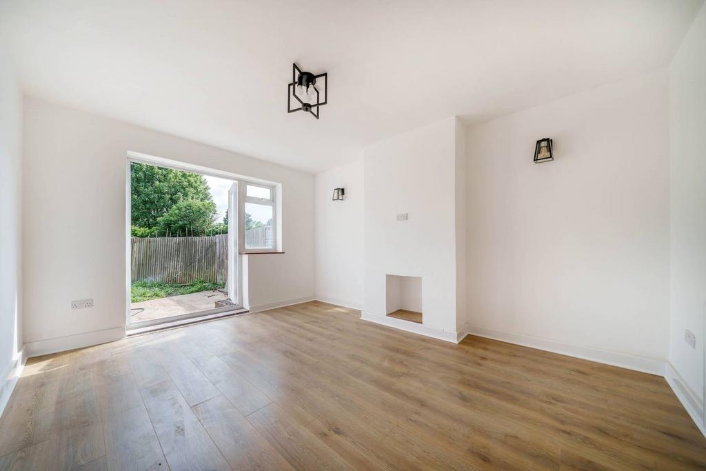 Eastbury Road, Bushey, Watford, WD19 3 bed semidetached house £2,150