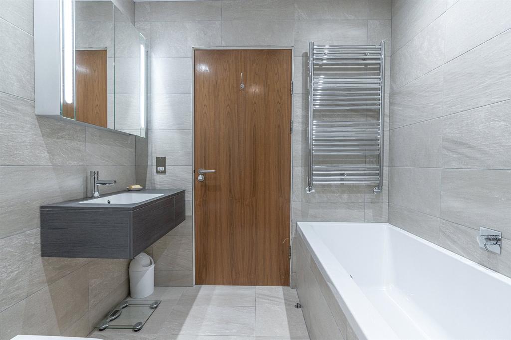 En Suite Bath Alt
