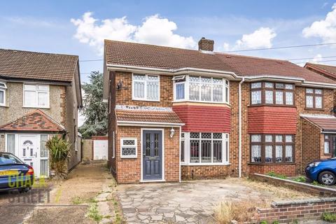 8 Gray Gardens, Rainham, RM13 7NH