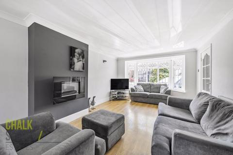 8 Gray Gardens, Rainham, RM13 7NH