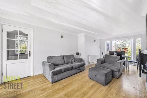 8 Gray Gardens, Rainham, RM13 7NH
