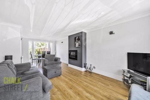 8 Gray Gardens, Rainham, RM13 7NH