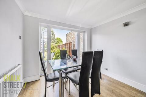 8 Gray Gardens, Rainham, RM13 7NH