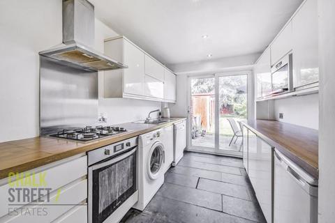 8 Gray Gardens, Rainham, RM13 7NH