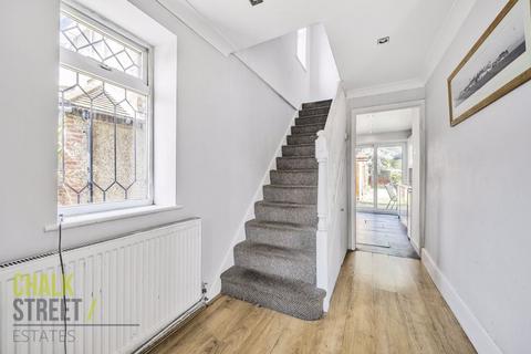 8 Gray Gardens, Rainham, RM13 7NH