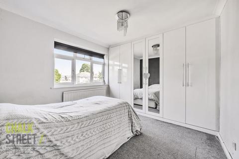 8 Gray Gardens, Rainham, RM13 7NH