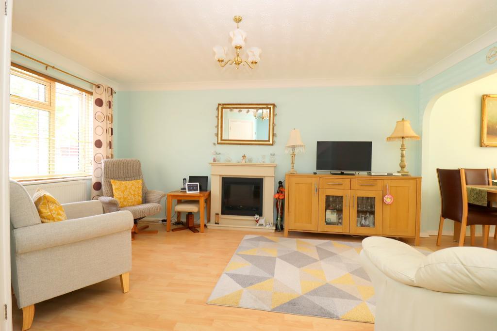Chalkdown, Bushmead, Luton, Bedfordshire, LU2 7FH 3 bed end of terrace