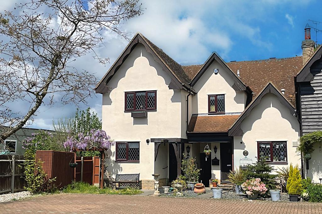 Beehive Court, Hatfield Heath, Stortford, CM22 2 bed end of