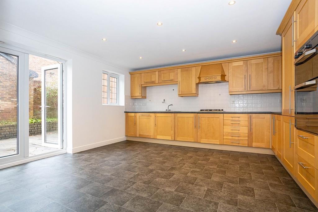 Ambleside Road, Flixton, Manchester, M41 5 bed detached house £1,950