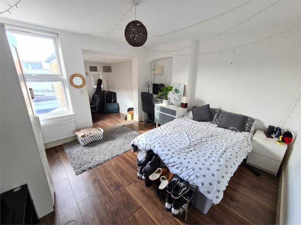 Bedford Road, East Finchley, N2 5 bed end of terrace house to rent £