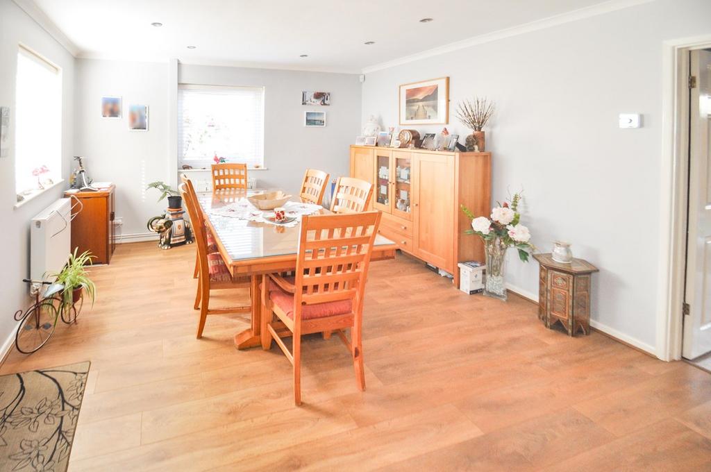 Derwent Way, White Court, Braintree... 4 bed detached house £500,000