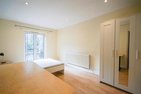 5 bedroom apartment to rent, Royal College Street, Camden Town, NW1