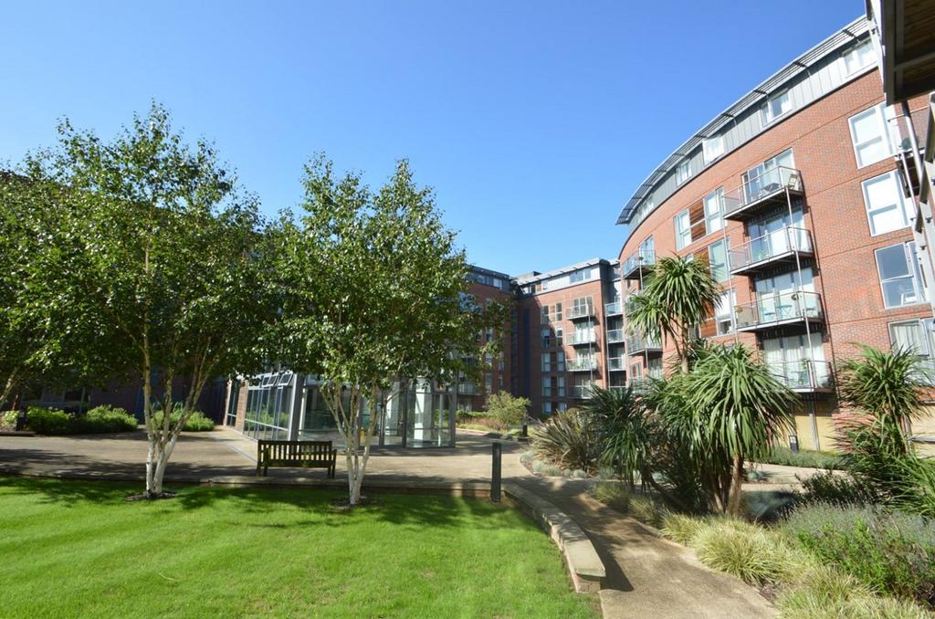 The Heart, WALTONONTHAMES, KT12 2 bed apartment £1,650 pcm (£381 pw)