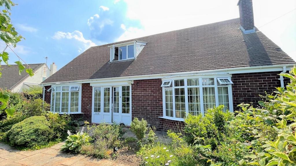 Maes Y Castell, Llanrhos, Llandudno 2 bed detached bungalow for sale