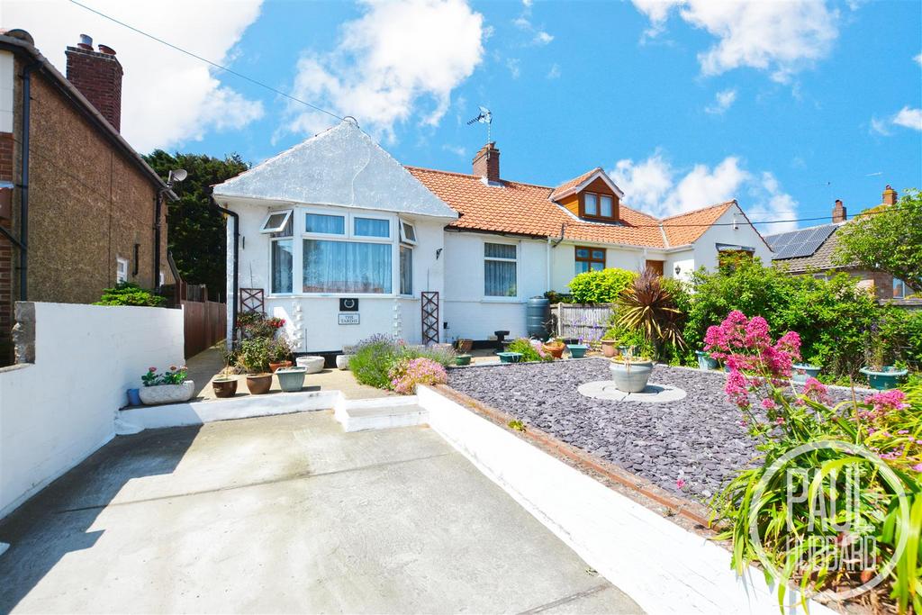 Long Road, Lowestoft, NR33 3 bed semidetached bungalow for sale £230,000