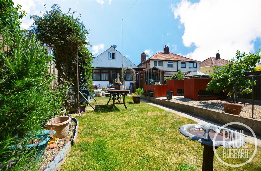 Long Road, Lowestoft, NR33 3 bed semidetached bungalow for sale £210,000