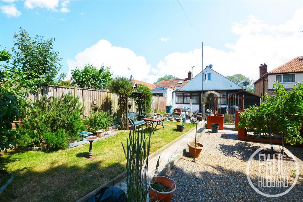 Long Road, Lowestoft, NR33 3 bed semidetached bungalow for sale £210,000