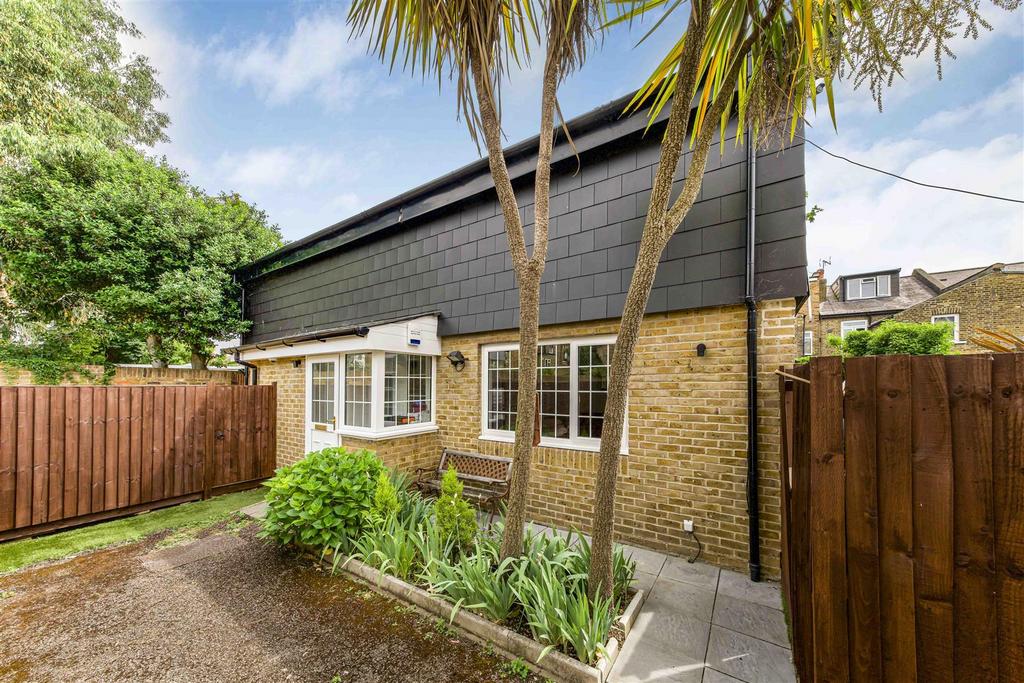 Carrick Close, Old Isleworth 3 bed detached bungalow for sale £699,950