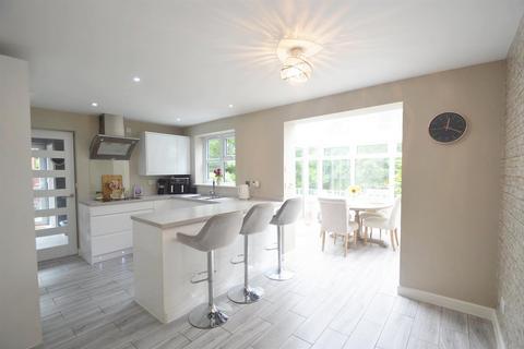 8 Manor Crest, Ford, Shrewsbury, SY5 9NZ
