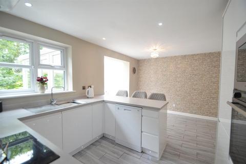 8 Manor Crest, Ford, Shrewsbury, SY5 9NZ
