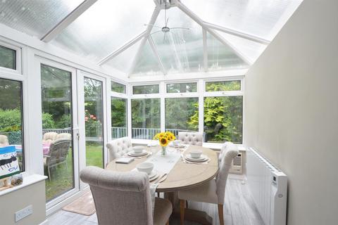 8 Manor Crest, Ford, Shrewsbury, SY5 9NZ