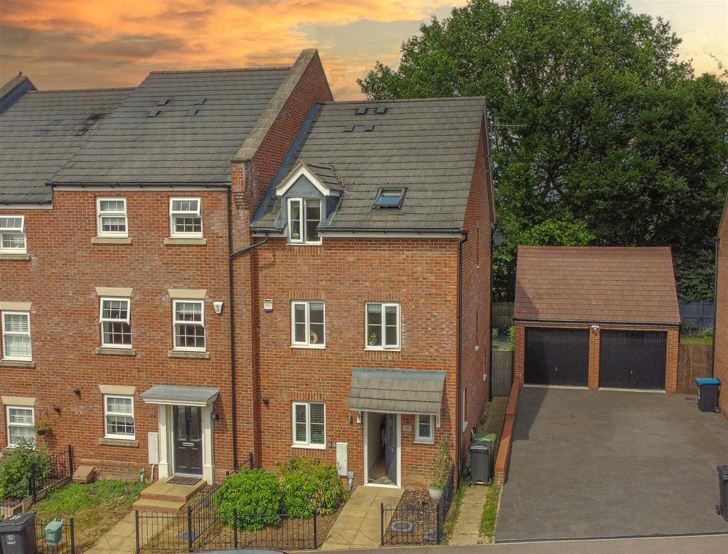 Shearwater Road, Hemel Hempstead 4 bed end of terrace house for sale