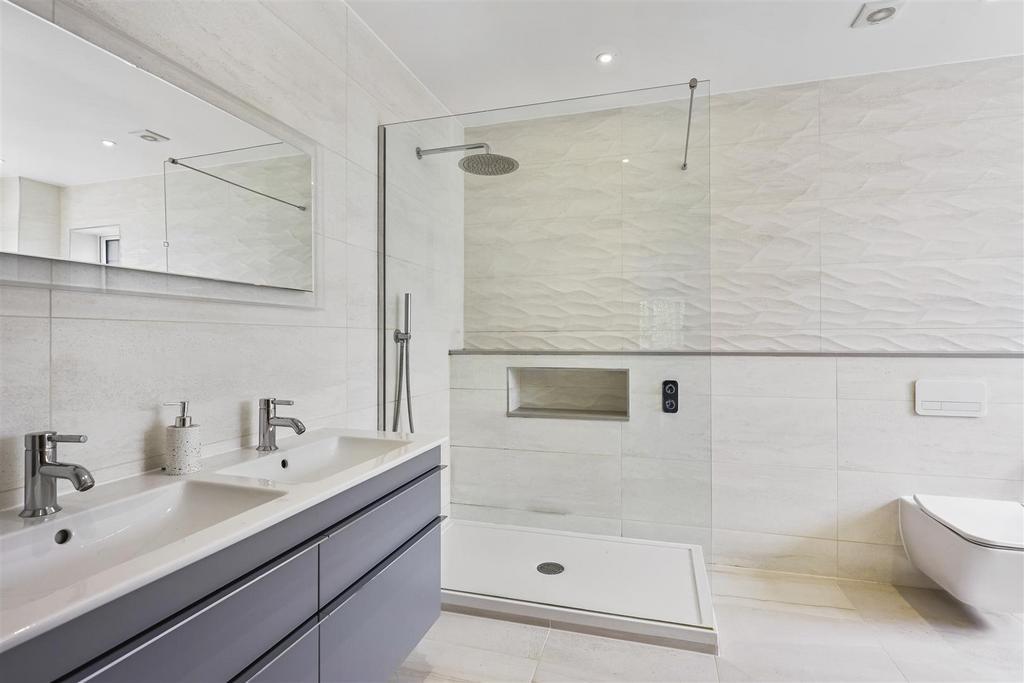 Luxury Ensuite Bath/Shower Room