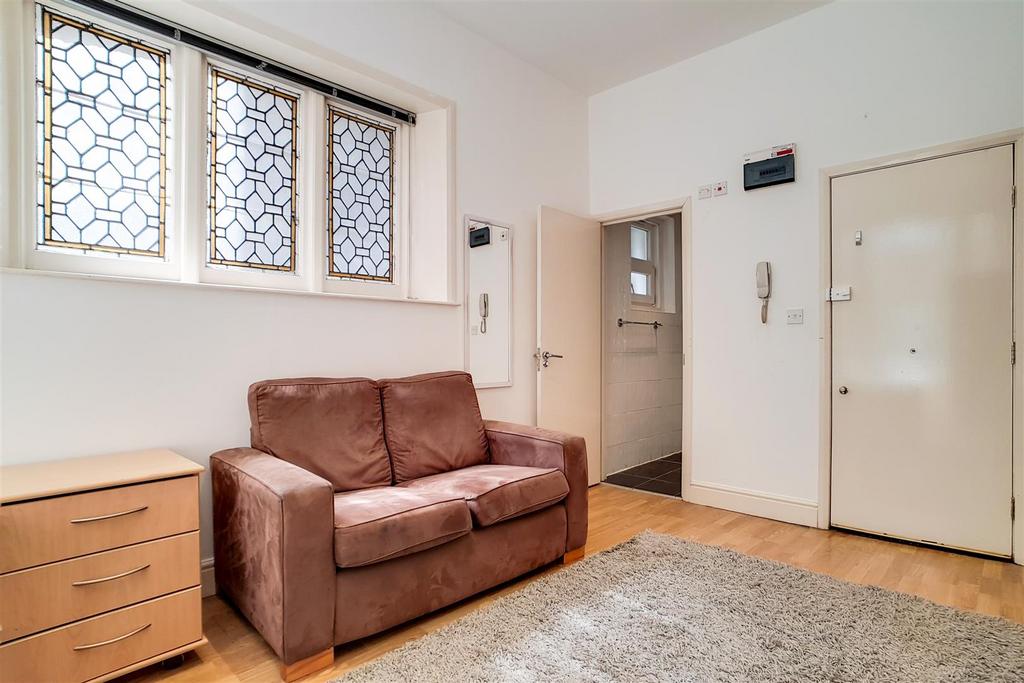 Collingham Place, London SW5 Studio £1,647 pcm (£380 pw)