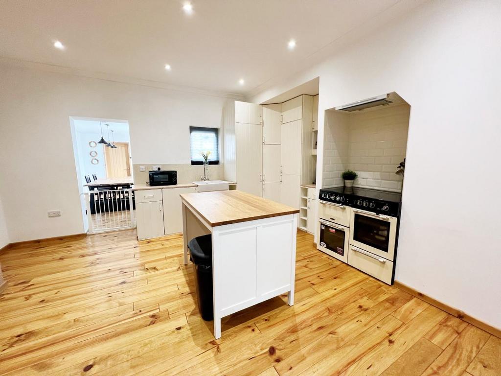 West View, Auckland 3 bed terraced house £95,000