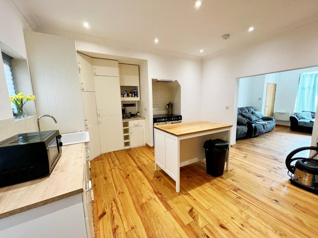 West View, Auckland 3 bed terraced house £95,000