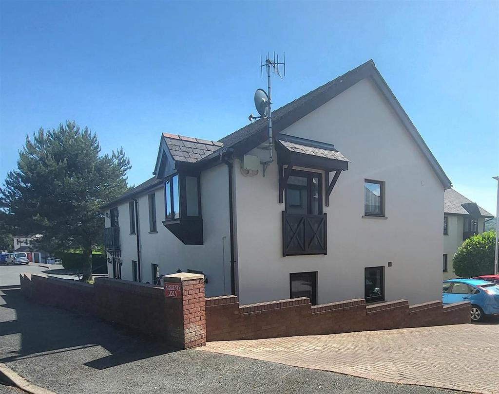 The Clicketts, Tenby, Pembrokeshire. SA70 2 bed flat for sale £150,000