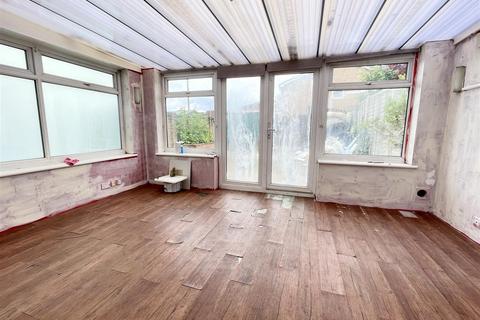 8 Dacombe Drive, Poole, BH16 5JL