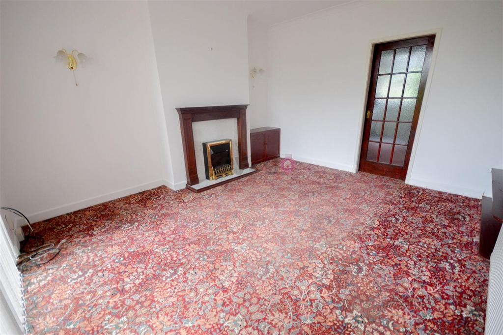 Halliwell Crescent, Sheffield, S5 3 bed semidetached house £140,000
