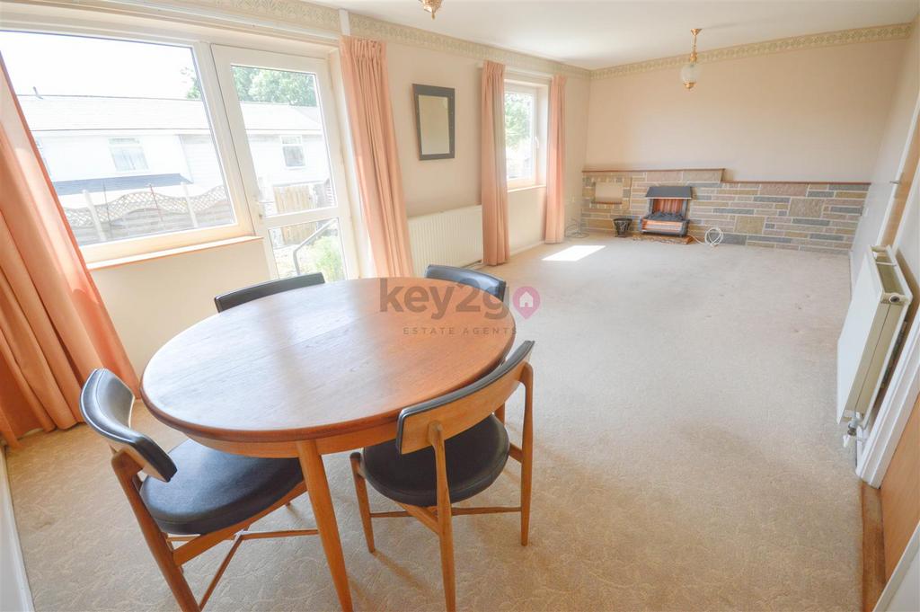 Lingfoot Crescent, Jordanthorpe, Sheffield, S8 3 bed terraced house for