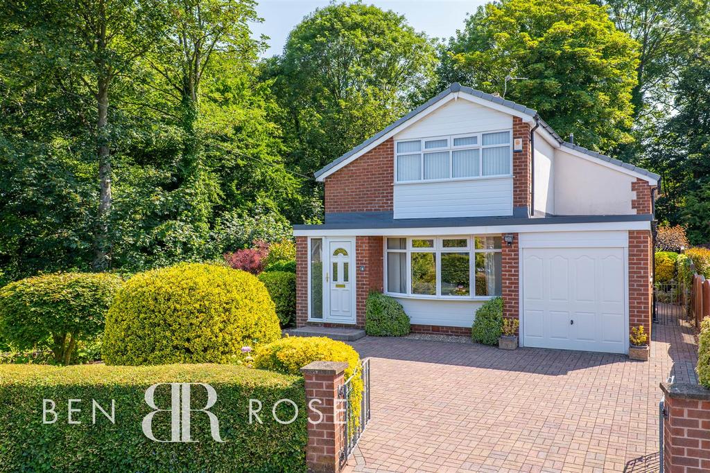 Pinewood Crescent, Leyland 2 bed detached house £270,000