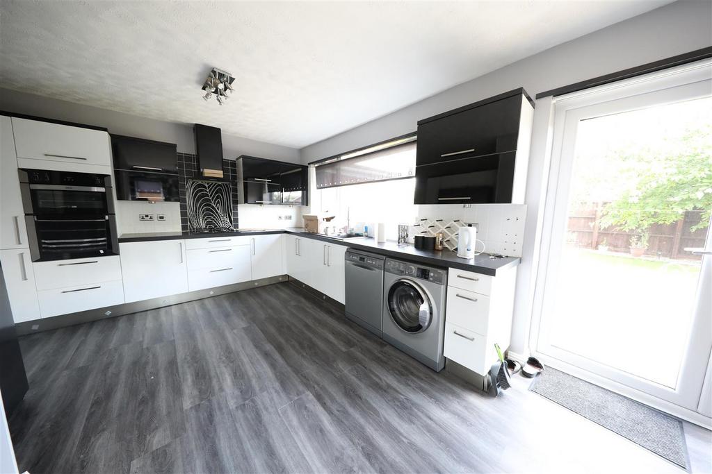 Silsden Avenue, Hull 3 bed semidetached house for sale £180,000