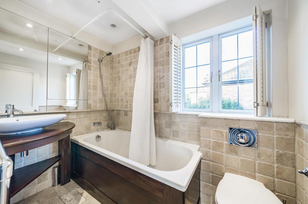 PIC 8 BATHROOM.jpg