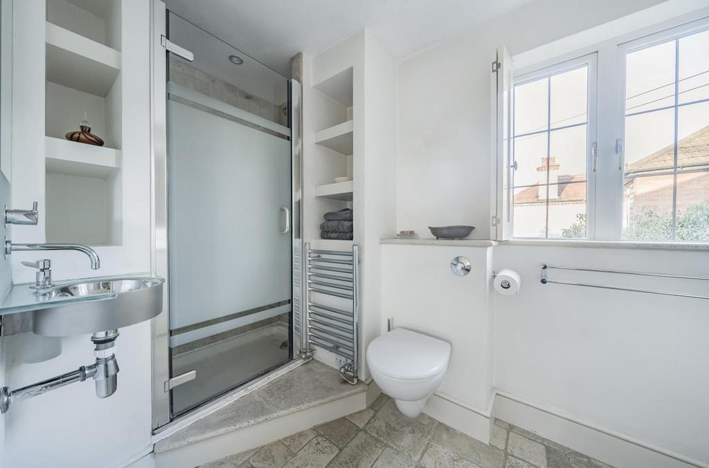 PIC 19 BATHROOM 2.jpg