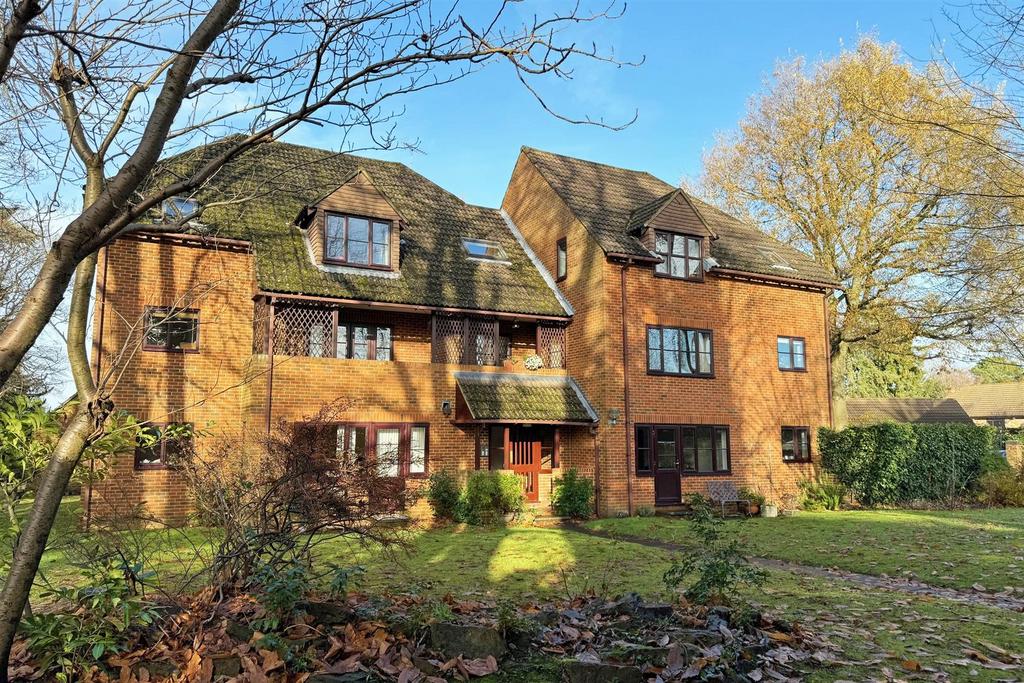 Busbridge, Godalming 2 bed flat for sale £350,000