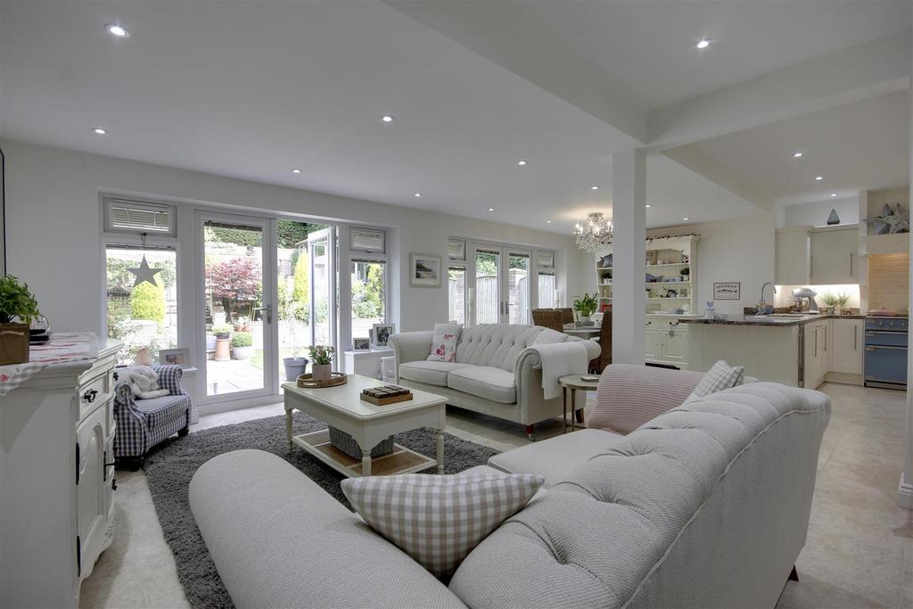 Open Plan Living/Dining Kitchen