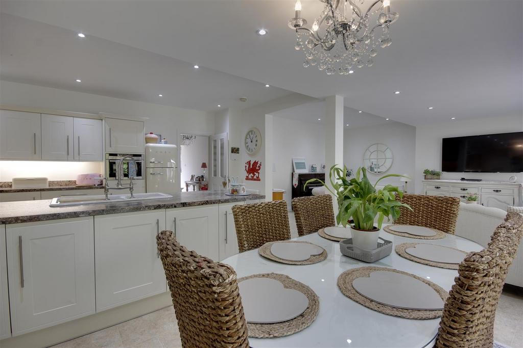 Open Plan Living/Dining Kitchen