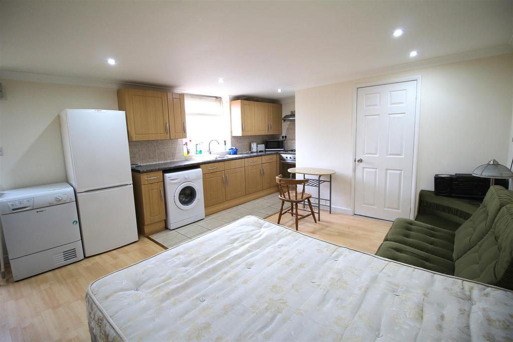 Charmian Avenue, Stanmore Studio £995 pcm (£230 pw)