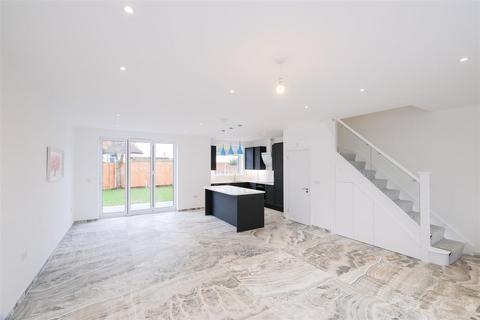 15a Blackthorne Drive, London, E4 6LR