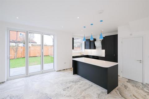 15a Blackthorne Drive, London, E4 6LR