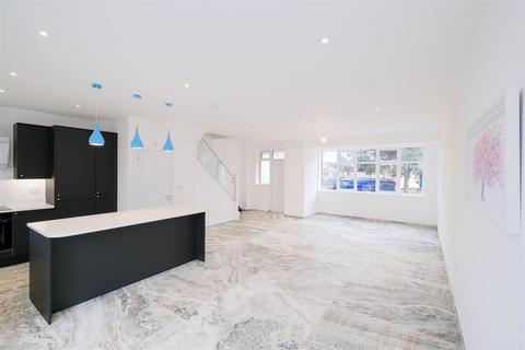 15a Blackthorne Drive, London, E4 6LR