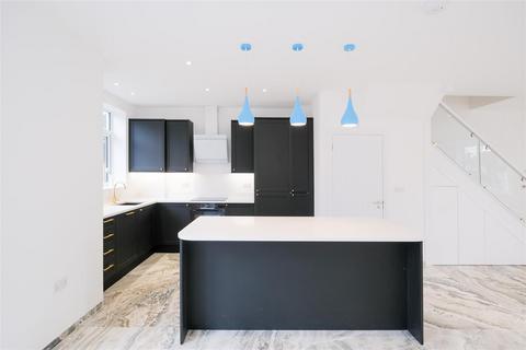 15a Blackthorne Drive, London, E4 6LR