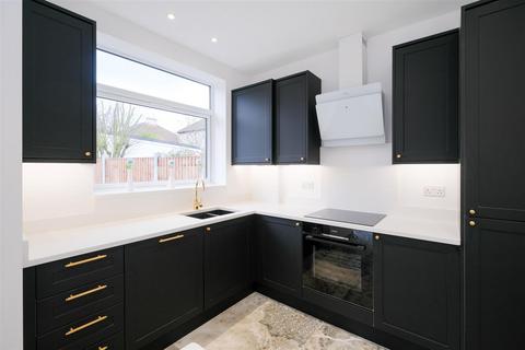 15a Blackthorne Drive, London, E4 6LR