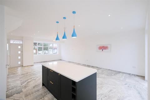 15a Blackthorne Drive, London, E4 6LR
