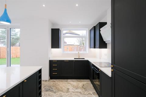15a Blackthorne Drive, London, E4 6LR
