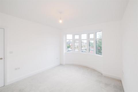 15a Blackthorne Drive, London, E4 6LR